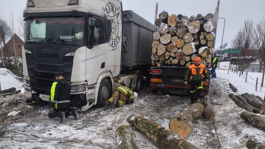 Drzewa z ładunku blokowały drogę! Doszło do zderzenia dwóch pojazdów ciężarowych
