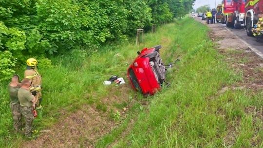 Samochód wypadł z jezdni. Interweniowali strażacy z Malborka i ratownicy medyczni