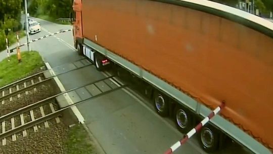 Sekundy od tragedii. Kierowca nie opuścił przejazdu – w ciężarówkę uderzył pociąg