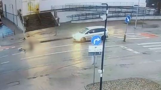 [WIDEO] Opel uderzył w nastolatka na hulajnodze. Interweniowały służby