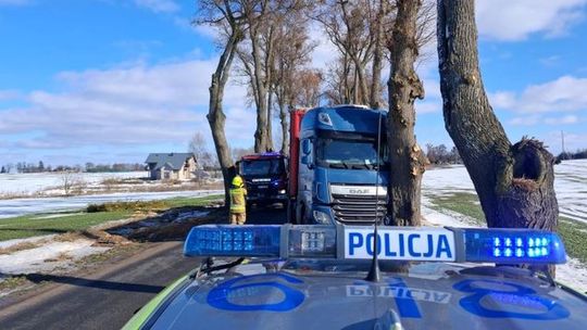 Zmienna aura nie wybacza błędów. Auto w rowie...