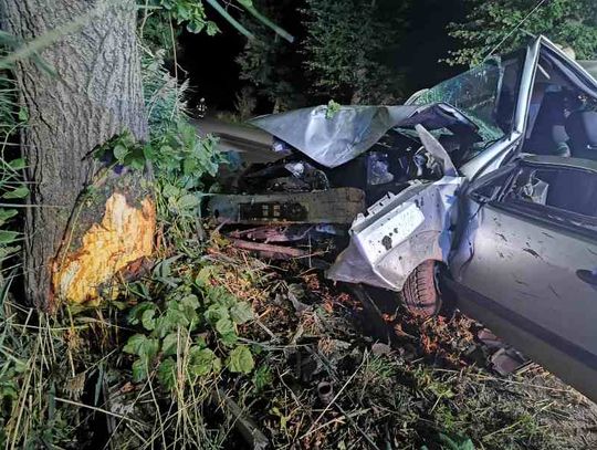 17 letni kierowca forda uderzył w drzewo