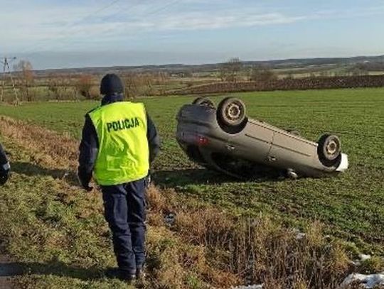 22-latek kierujący Seatem wpadł w poślizg i dachował