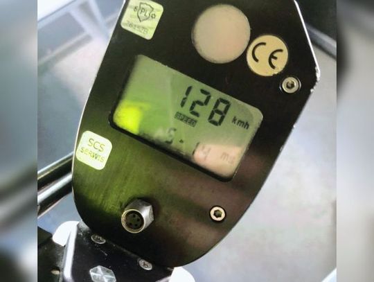 25-LATEK PRZEKROCZYŁ DOZWOLONĄ PRĘDKOŚĆ NA OBSZARZE ZABUDOWANYM O 78 KM/H. ODPOWIADAŁ W WARUNKACH RECYDYWY.