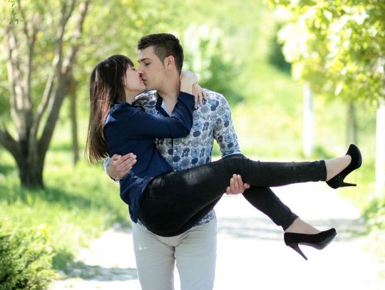 6 lipca 2025 r. - Ważny dzień w kalendarzu. Światowy Dzień Pocałunku