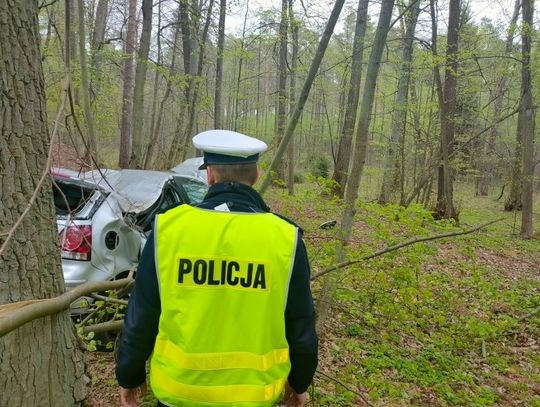 72-latek stracił panowanie nad pojazdem i uderzył w drzewo