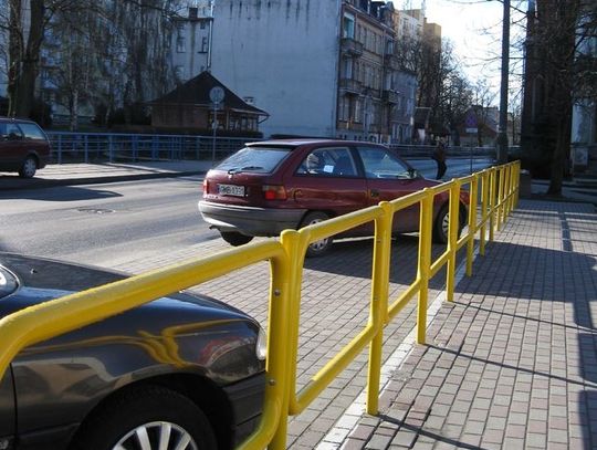 Barierki zagrażają bezpieczeństwu - narzekają kierowcy.