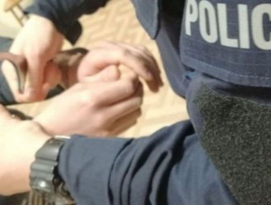 Bawił się w chowanego. Poszukiwany listem gończym ukrył się przed policjantami ... pod kołdrą