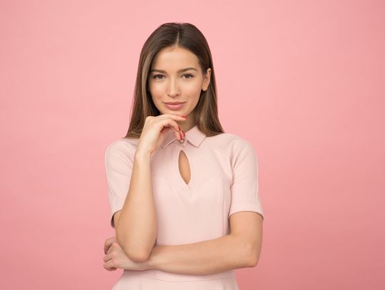 Bluzki damskie - jakie fasony warto mieć w zimowej garderobie?