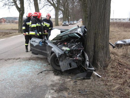 Bmw wbiło się w drzewo, pięć osób rannych