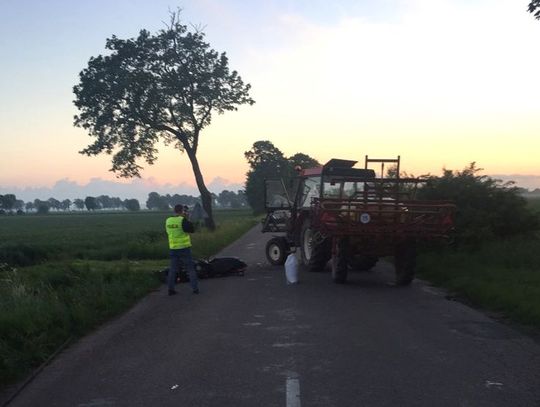 Ciągnik z opryskiwaczem uderzył w motor. Ranny 39-latek.