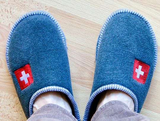 Ciekawe fasony pantofli domowych – 2 popularne modele