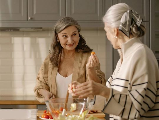 Dieta seniora: siła zdrowego jedzenia i... plasterka sera