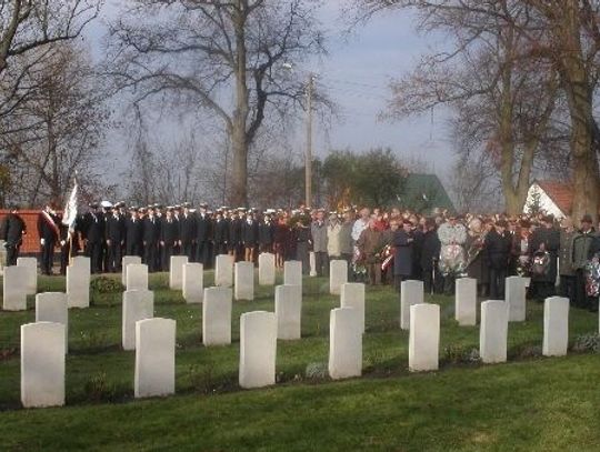 Dyplomaci na cmentarzu żołnierzy i jeńców państw alianckich