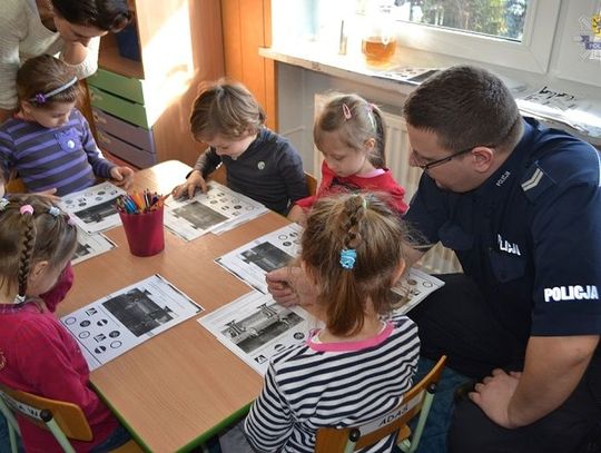 Dzielnicowy z wizytą u przedszkolaków