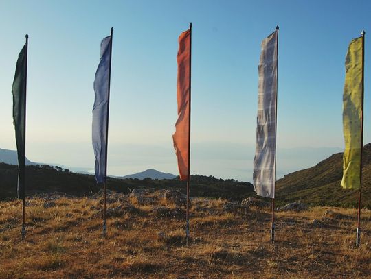 Flagi reklamowe w marketingu - jak skutecznie wykorzystać je w kampaniach?