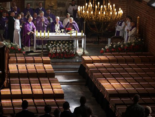 [FOTO] Państwowy pogrzeb ponad 700 ofiar niemieckich zbrodni