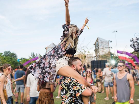 Gotowy na rock'n'roll? 5 sposobów na stylizację sztybletów, która doda Ci charakteru