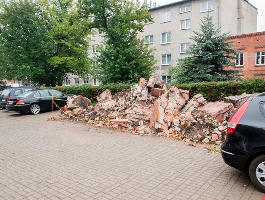 Gruz blokuje miejsca na parkingu