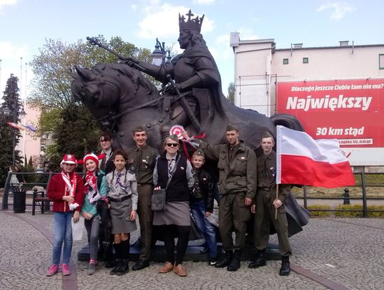 Harcerska akcja z biało-czerwoną flagą