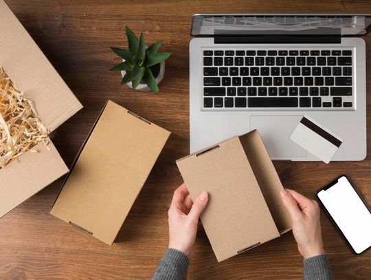 Innowacyjne opakowania dla e-commerce: jak zabezpieczyć produkty i wyróżnić markę