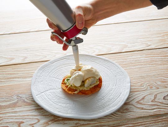 Jak działa syfon do bitej śmietany i dlaczego warto go mieć?