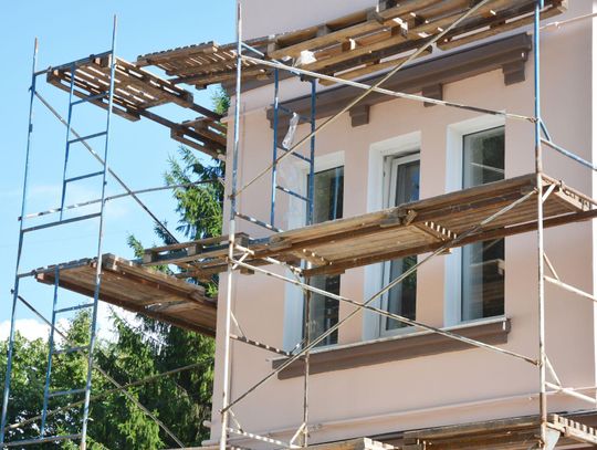 Jak wydłużyć trwałość powłok malarskich na zewnątrz – fabryka farb AKSIL