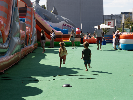 Jakie atesty powinny posiadać dmuchane atrakcje dla dzieci?