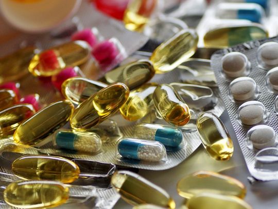 Jakie leki i suplementy są dostępne w Aptece Kolorowej?