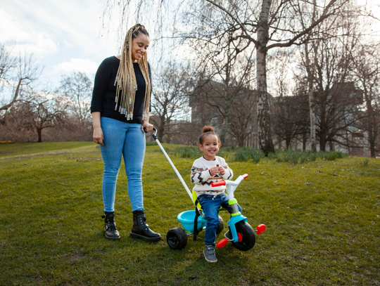 Jeździki grawitacyjne i chodziki – pierwszy krok w samodzielność