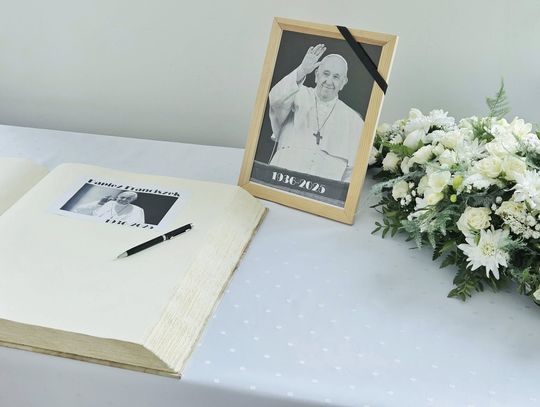 Księga kondolencyjna poświęcona pamięci papieża Franciszka