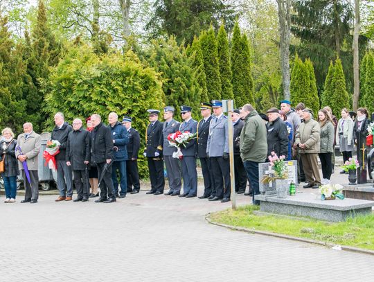 Kwiaty i wieńce w miejscach pamięci