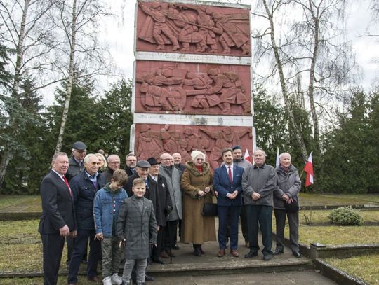 Kwiaty na Cmentarzu Wojennym Żołnierzy Radzieckich 