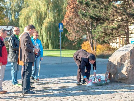 Kwiaty na rondzie Solidarności