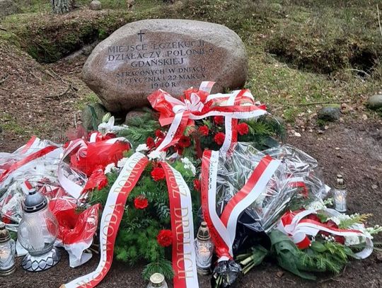 Kwiaty pamięci ofiar Pomorskiego Katynia
