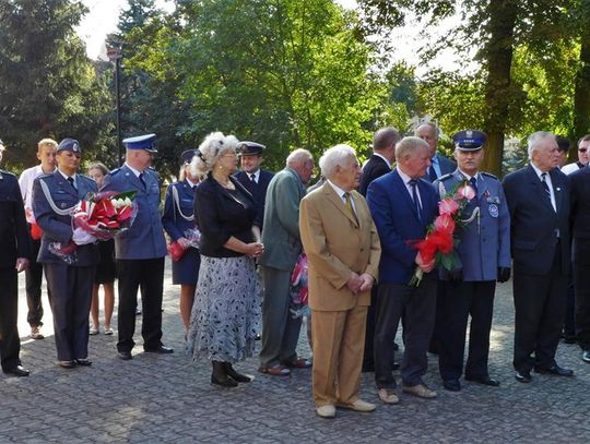 Kwiaty przy symbolicznej tablicy