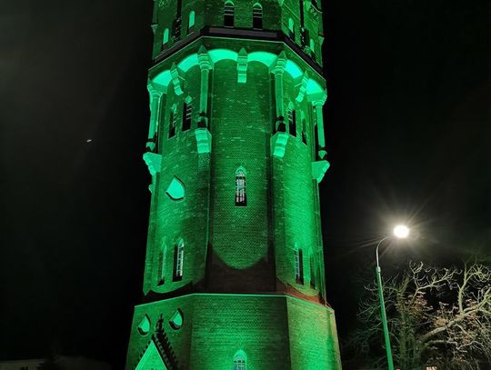 Malborska Wieża Ciśnień zaświeciła się na zielono dla osób z Mózgowym Porażeniem Dziecięcym