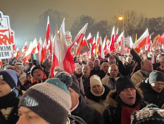 Manifestacja w obronie polskiej demokracji i konstytucji. Warszawę zalały tłumy sprzeciwiające się decyzjom rządu Donalda Tuska