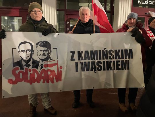 Manifestacja Wolnych Polaków w Gdańsku przeciwko łamaniu prawa i Konstytucji oraz żądanie uwolnienia więźniów politycznych Mariusza Kamińskiego i Macieja Wąsika