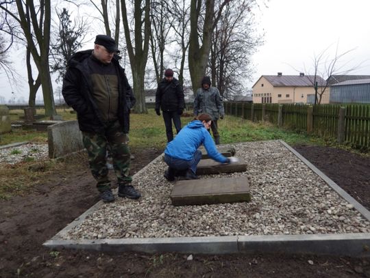 Mennonickie nagrobki trafiły do Stogów