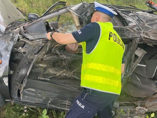 Młody mężczyzna jechał drogą, nagle zboczył z trasy i rozbił się na drzewie. Zginął na miejscu