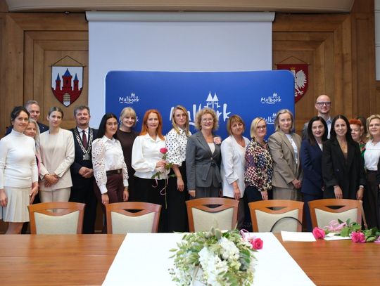 Nagrody Burmistrza dla wyróżnionych dyrektorów i nauczycieli