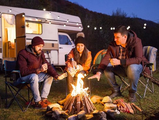 Najlepsze akcesoria, które wspierają zdrowy sen i regenerację w kamperze
