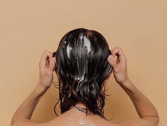 Najlepsze sposoby na nawilżenie suchych włosów