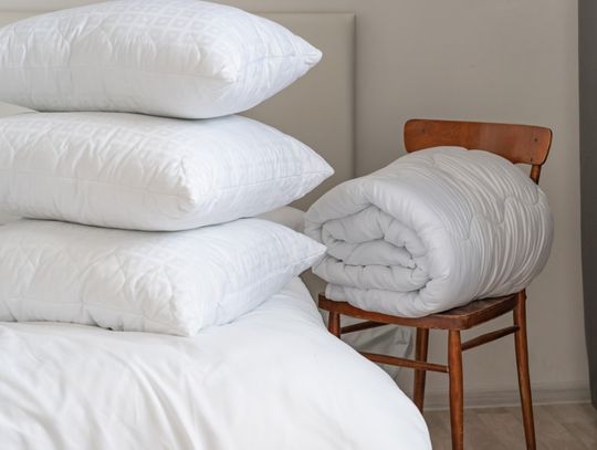 Najlepsze wypełnienia poduszek hotelowych: puch, pierze, syntetyki