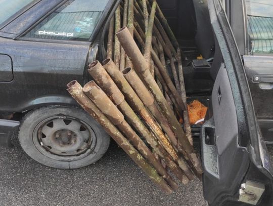 Nietrzeźwy kierowca jechał osobowym audi z wystającym rusztowaniem