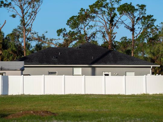 Nowoczesne ogrodzenia betonowe: Stylowe i funkcjonalne ogrodzenie dla Twojej posesji