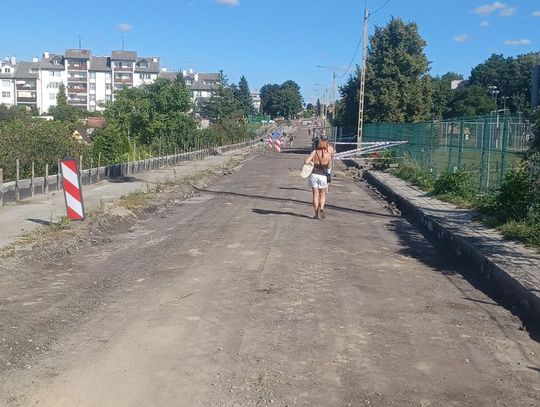 Okolice stacji kolejowej zmieniają oblicze. Zamknięte dojścia i kłopotliwe objazdy, a podróżni w błocie i piasku Okolice stacji kolejowej zmieniają oblicze. Zamknięte dojścia i kłopotliwe objazdy, a podróżni w błocie i piasku