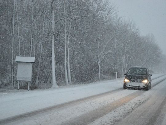 Opady śniegu i śliska nawierzchnia spowodowały 5 kolizji na drogach powiatu