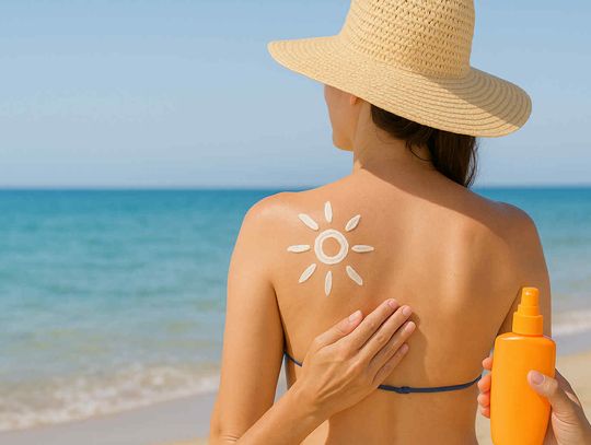 Opaleni, ale z głową – jak bezpiecznie korzystać ze słońca latem
